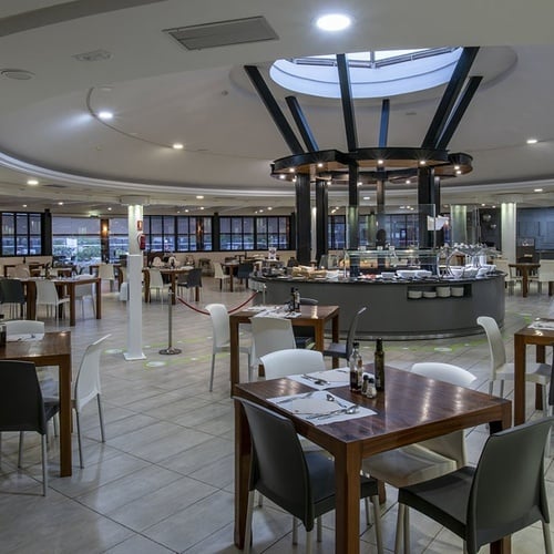 Impressive Zocos Lanzarote: Großzügiges Hotelbuffet-Restaurant mit modernem Design und vielen Sitzgelegenheiten.