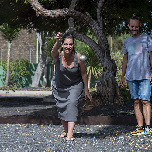 Familia jugando fútbol descalzos en Impressive Zocos Lanzarote.