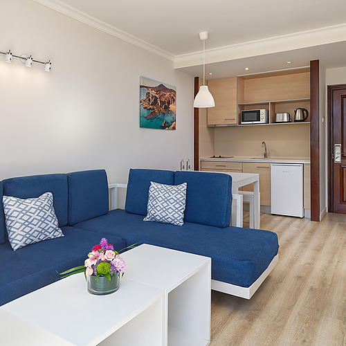 Moderno apartamento en Impressive Zocos Lanzarote con cómoda sala, cocina equipada y balcón soleado.