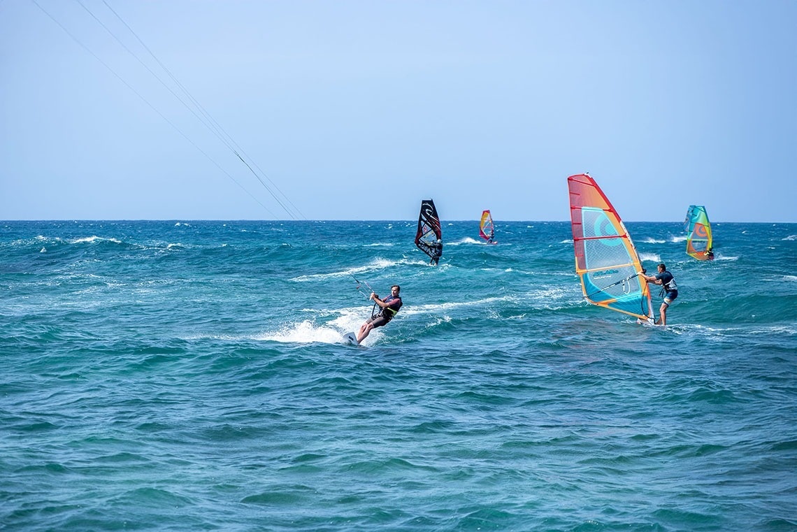 Eine Frau bekommt ihr Haar in einem Friseursalon gemacht