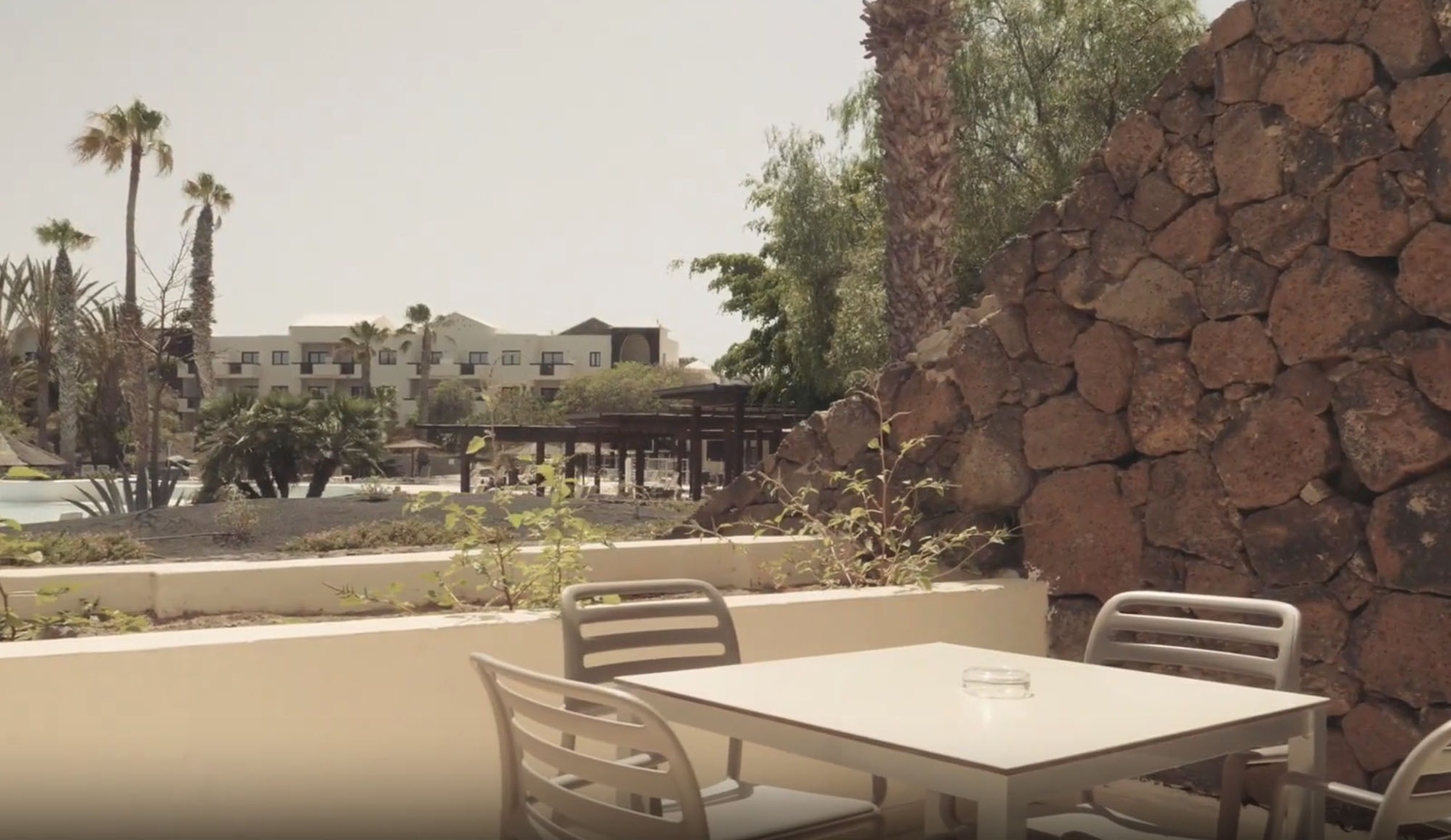 Terrasse Impressive Zocos Lanzarote avec vue sur le complexe.