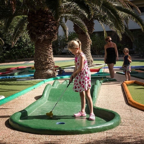 Familien-Minigolfspaß im Impressive Zocos Lanzarote Resort.