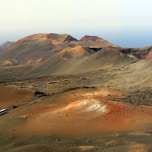 Majestätische Vulkanberge und Bus auf Straße, Impressionen von Impressive Zocos Lanzarote.