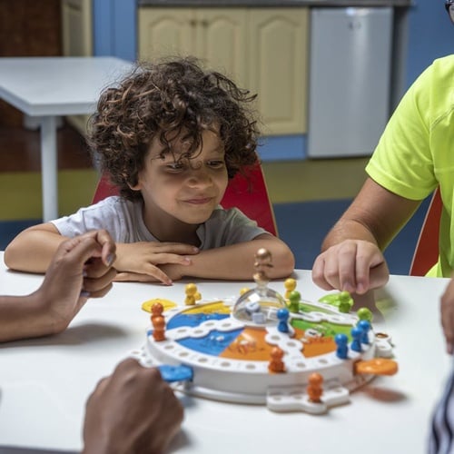 Fröhliche Kinder spielen ein Brettspiel im Impressive Zocos Lanzarote.