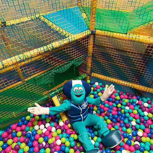 Familia feliz con la mascota en la piscina de Impressive Zocos Lanzarote.