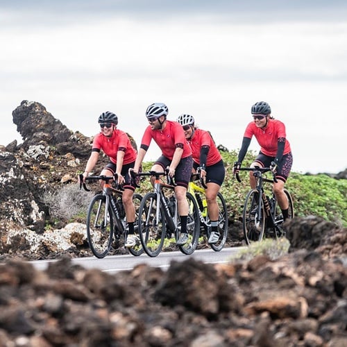 Vier Radfahrer in der beeindruckenden Vulkanlandschaft von Lanzarote. Ideal für Ihren Aktivurlaub im Impressive Zocos Lanzarote.