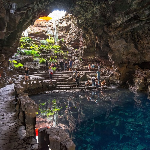 Beeindruckende Zocos Lanzarote Naturhöhle: glasklarer See, Pfade & üppiges Grün