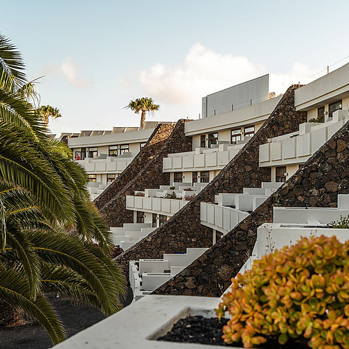 Bienvenida en Impressive Zocos Lanzarote: recepción moderna con vistas costeras.