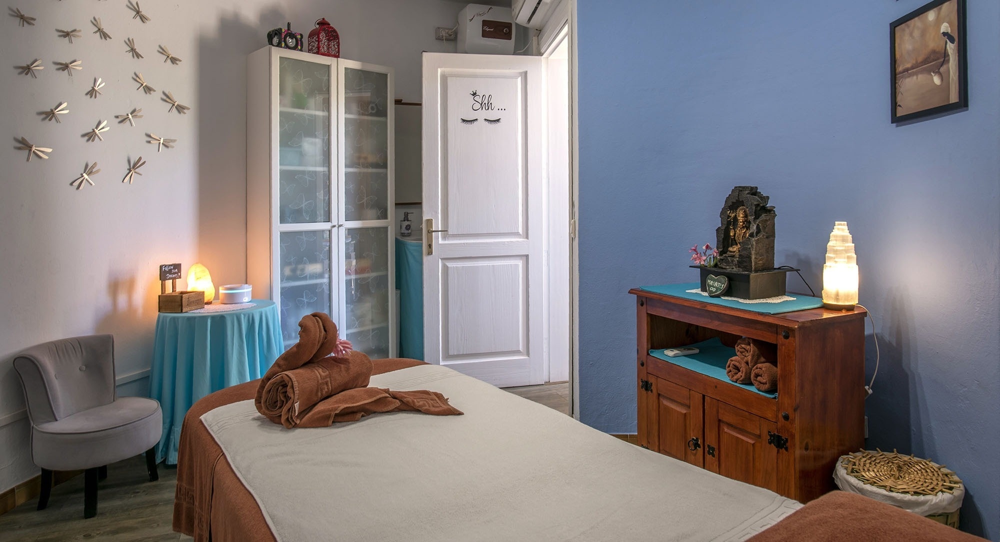 eine Frau und ein kleines Mädchen spielen mit Seifenblasen