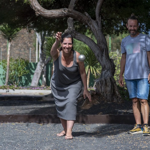 Gäste beim Pétanque-Spiel, Spaß im Impressive Zocos Lanzarote Resort.
