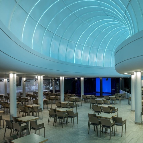 Beeindruckender Zocos Lanzarote Saal mit futuristischer Tunneldecke und stilvollem Mobiliar.