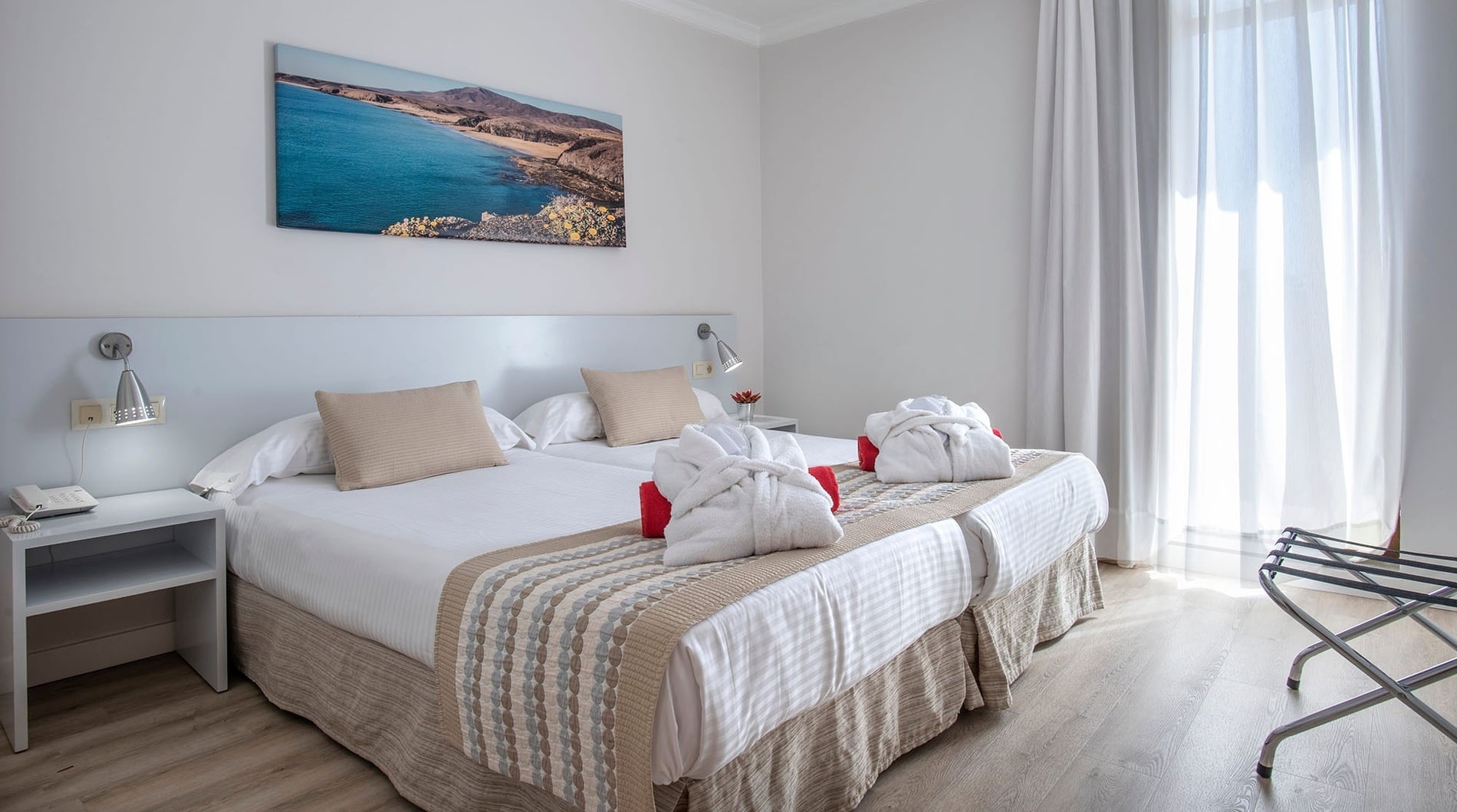 ein Hotelzimmer mit einem großen Bett und einer blauen Couch