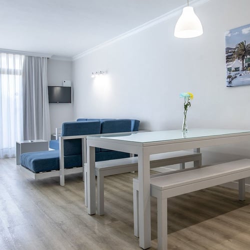 Geräumige, helle Hotelsuite im Impressive Zocos Lanzarote mit modernem Wohn- und Essbereich.