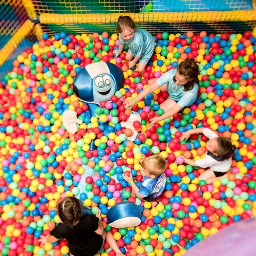 Kinder haben Spaß im bunten Bällebad im Impressive Zocos Lanzarote.