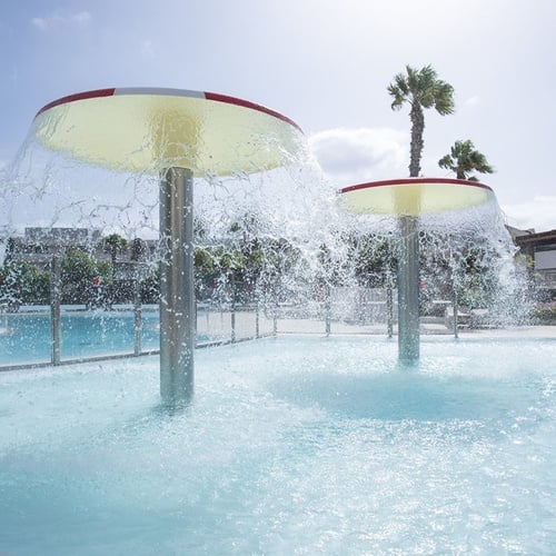 Kinder-Planschbecken mit Wasserpilzen im Impressive Zocos Lanzarote für Familienspaß.