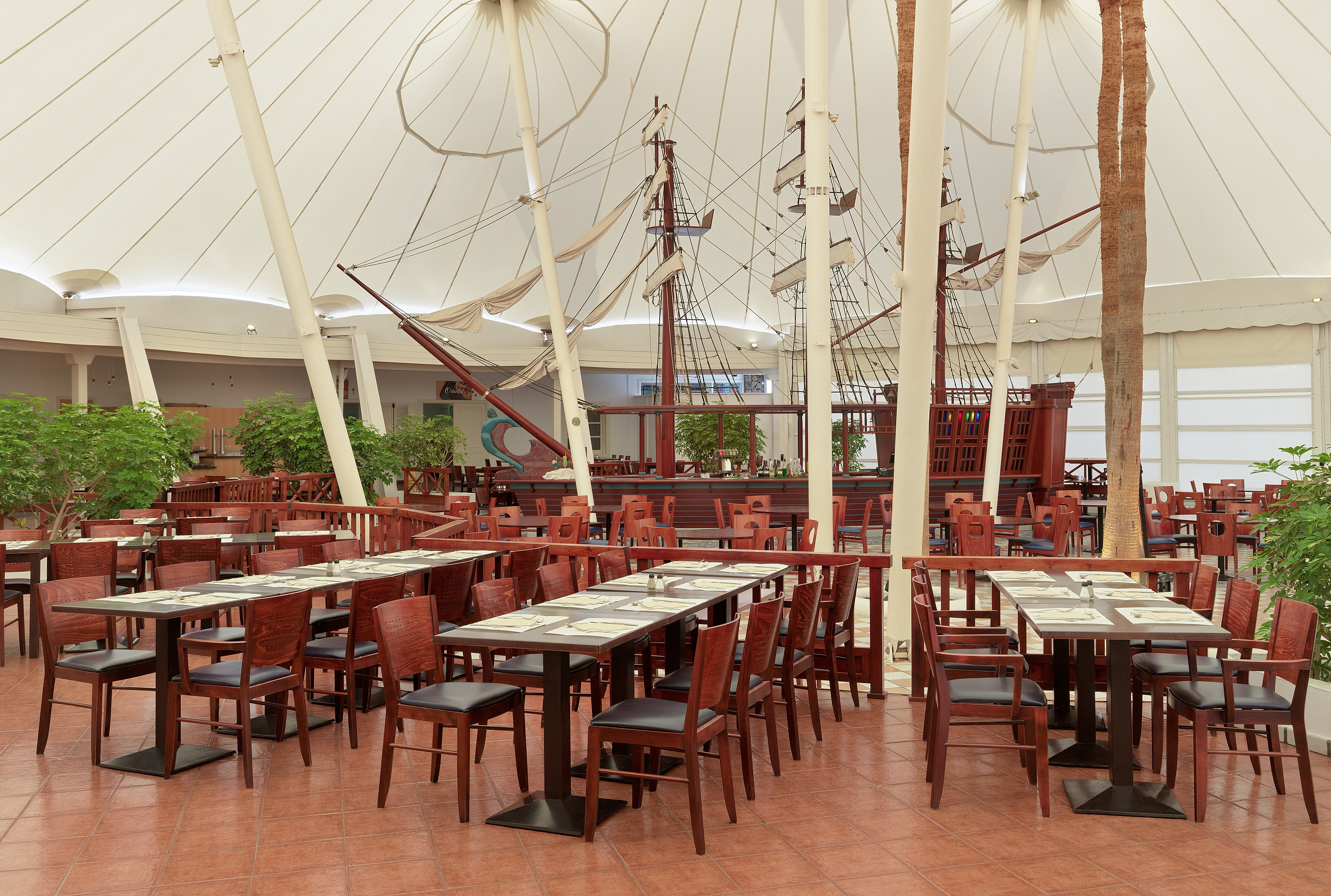 Restaurant d'hôtel sur le thème du navire Impressive Zocos Lanzarote, tables et chaises élégantes.