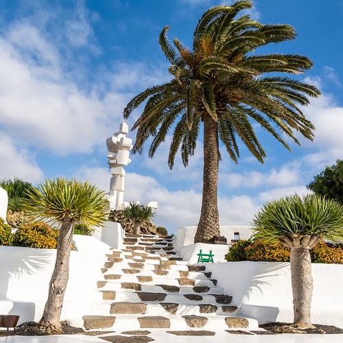 Mediterrane Architektur mit Palmen, Skulptur & Treppe, Impressive Zocos Lanzarote.