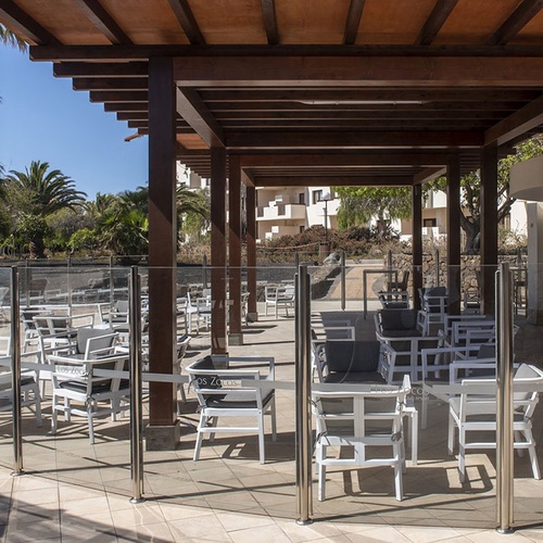 Sonnige Außenterrasse unter Pergola im Impressive Zocos Lanzarote Hotel.
