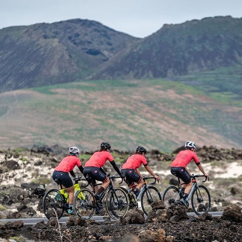 Radsport in beeindruckender Vulkanlandschaft, ideal vom Impressive Zocos Lanzarote aus.