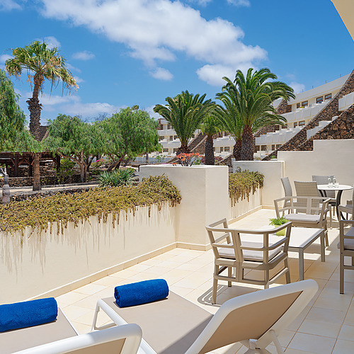 Habitación doble luminosa en Impressive Zocos Lanzarote, camas cómodas y decoración moderna con arte costero.