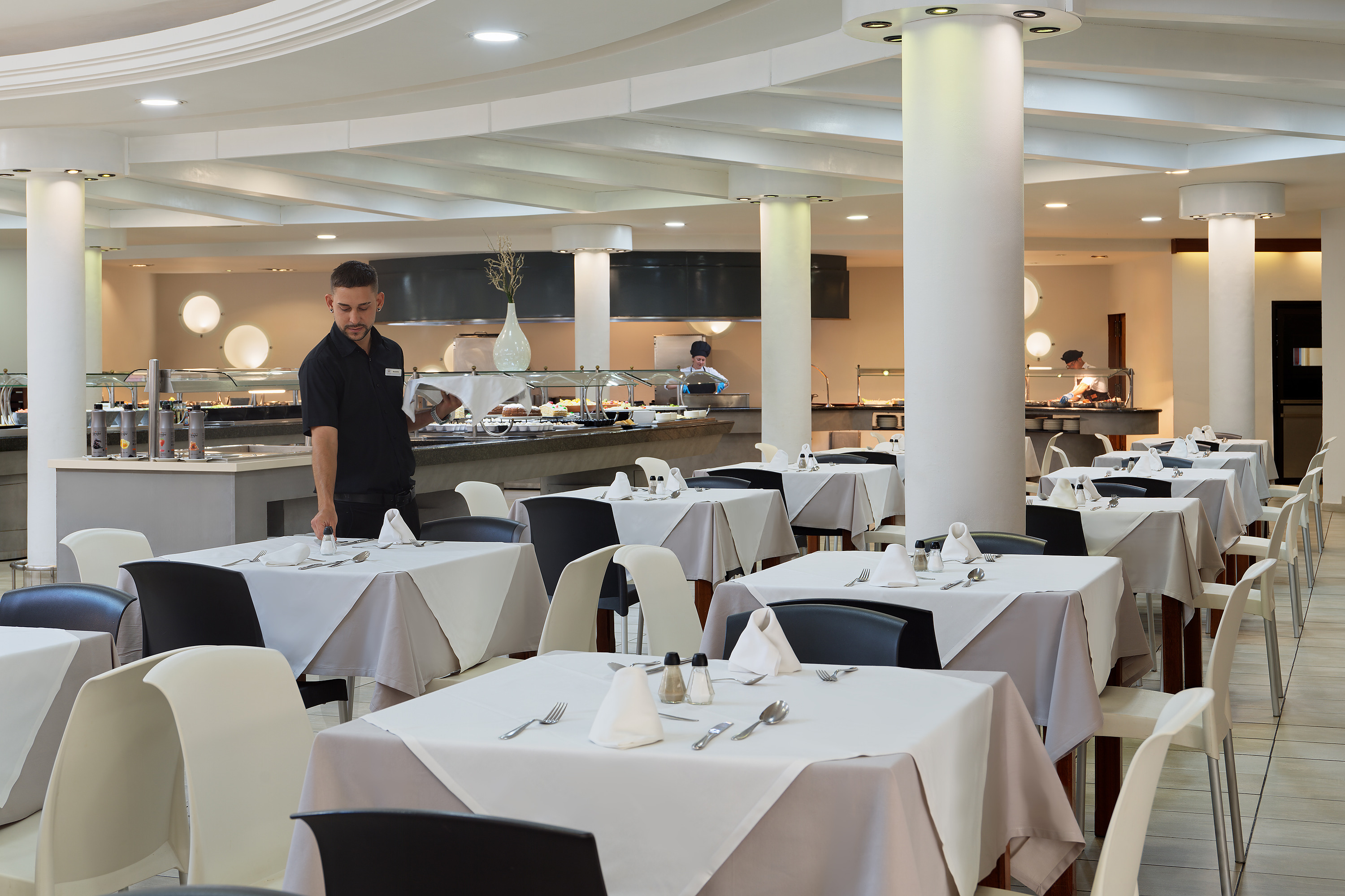 Restaurant d'hôtel avec tables en bois et chaises modernes, idéal pour Impressive Zocos Lanzarote.