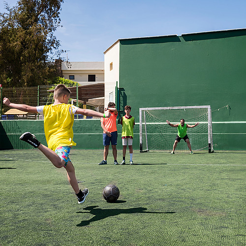 Niños y adultos jugando fútbol en Impressive Zocos Lanzarote.