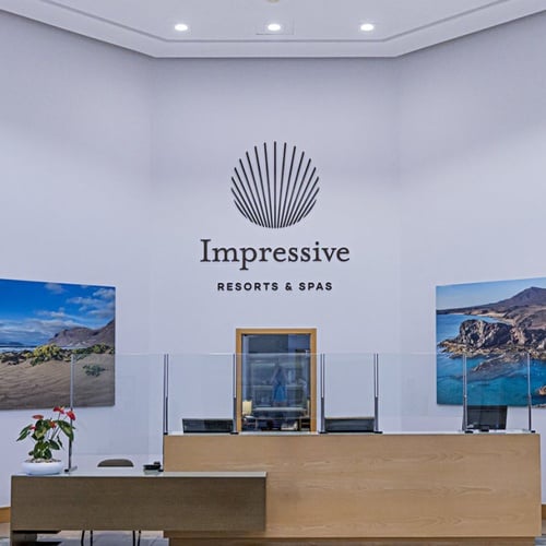 Rezeption Impressive Zocos Lanzarote mit modernem Design, Logo und Wandbildern.