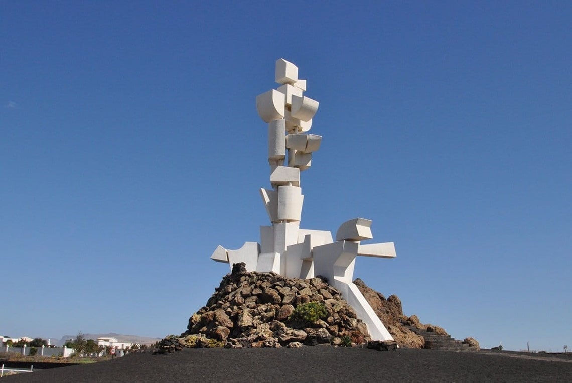 zwei Männer spielen Golf auf einem Golfplatz mit schneebedeckten Bergen im Hintergrund
