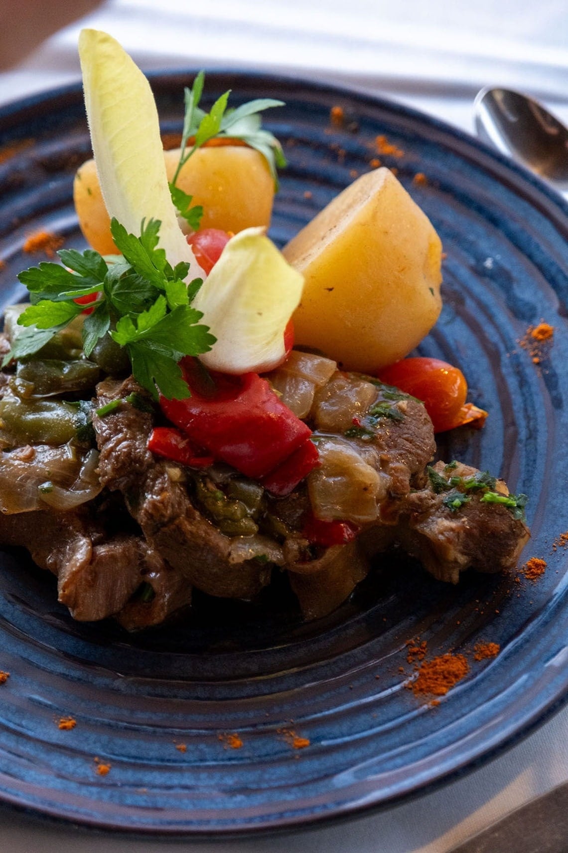 ein Mann und eine Frau gehen auf einem Golfplatz