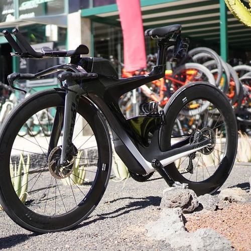 Modernes Triathlonrad vor dem Impressive Zocos Lanzarote. Perfekt für Radsport-Gäste.