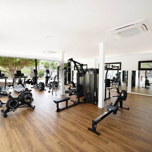 Impressive Zocos Lanzarote: Geräumiger Fitnessraum mit modernen Geräten und Panoramafenstern zum Garten.