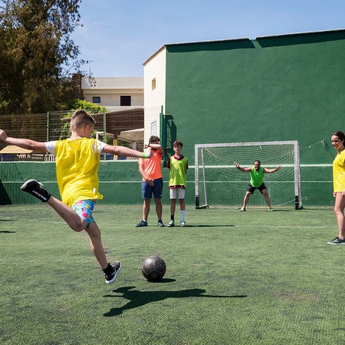 Spannender Fußballspaß für alle Altersgruppen im Impressive Zocos Lanzarote.