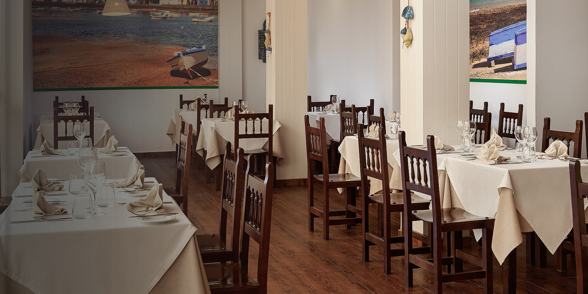 Restaurant de bord de mer avec tables dressées, ambiance décontractée et œuvres d'art marines pour votre Restaurants à l'hôtel | Los Zocos Impressive Lanzarote.