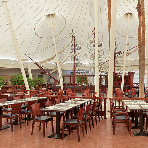 Impresionante restaurante en Zocos Lanzarote con decoración temática de barco y mesas preparadas.
