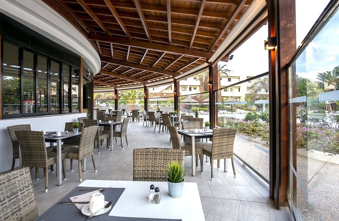 ein Mann und eine Frau gehen auf einem Golfplatz