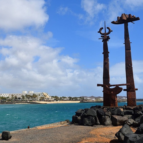 Beeindruckendes Resort Zocos Lanzarote mit Meerblick, Strand und Kunstwerken.