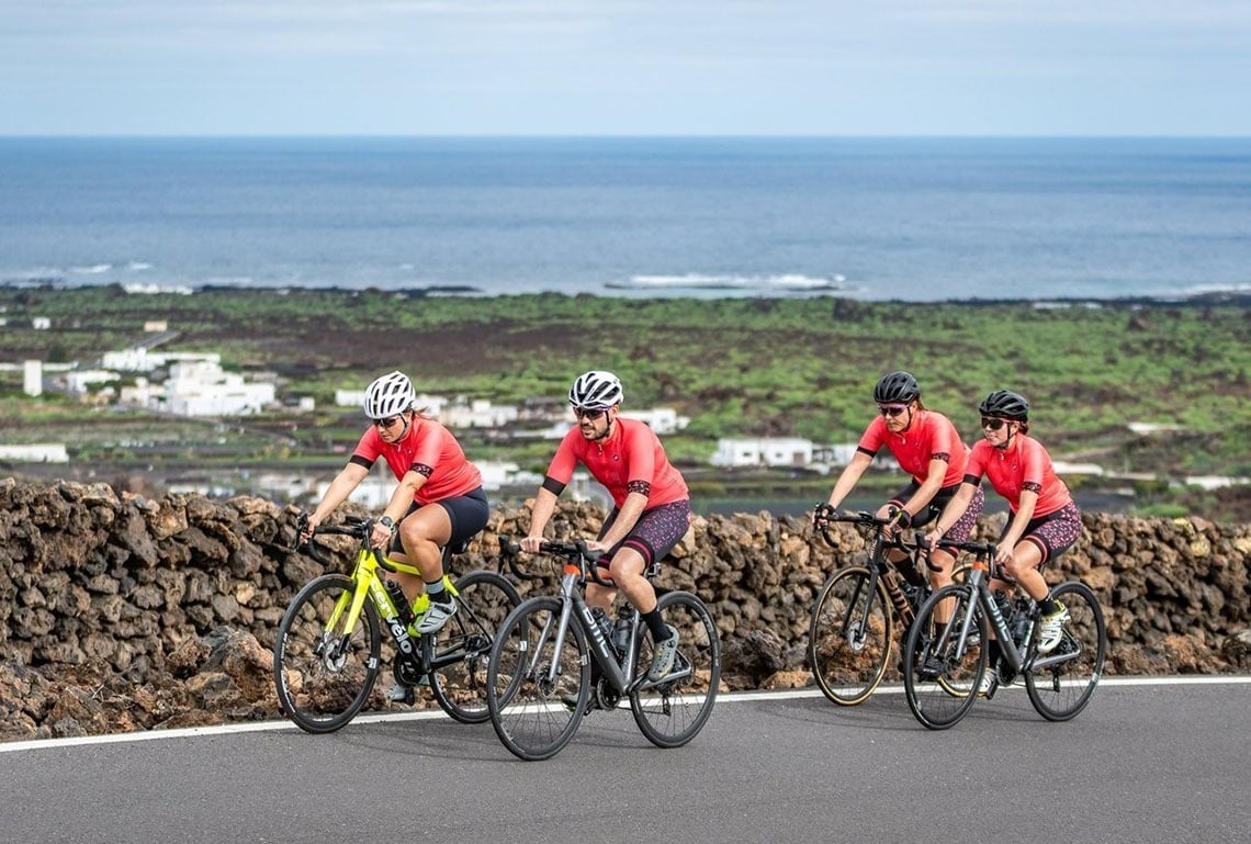 ein Mann spielt Tennis und trägt ein adidas-Shirt