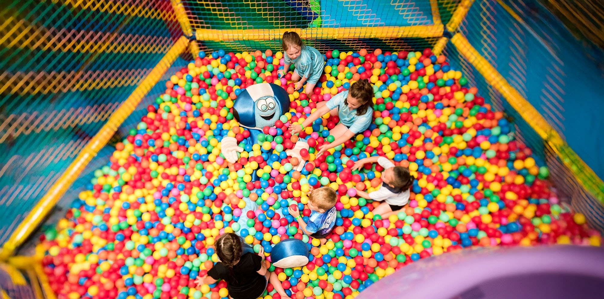 eine Braut und Bräutigam küssen sich während einer Hochzeitszeremonie