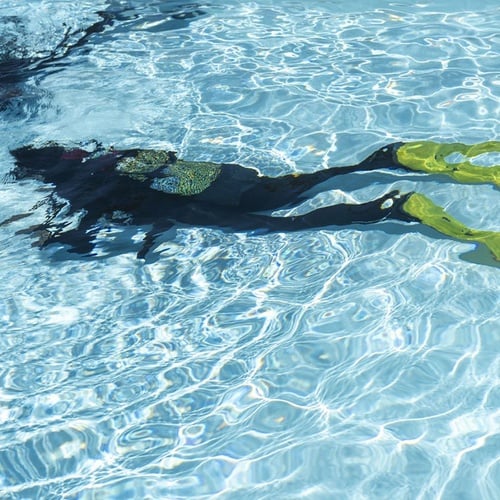 Schwimmer mit gelben Flossen im klaren Pool. Ihr Impressive Zocos Lanzarote Erlebnis.