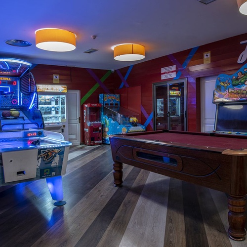 Unterhaltsamer Spielesaal im Impressive Zocos Lanzarote mit Airhockey, Basketball-Arcade und Billardtisch.
