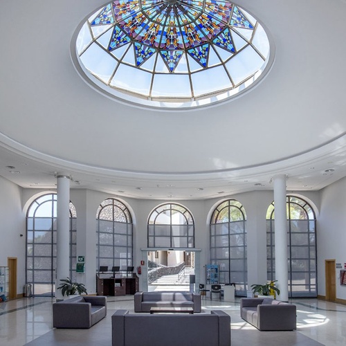 Geräumige, helle Lobby mit Buntglas-Dachkuppel und großen Fenstern im Impressive Zocos Lanzarote Hotel.