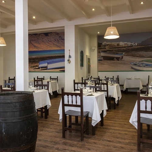 Gemütliches Restaurant mit maritimen Wandbildern und Holzelementen. Beeindruckendes Zocos Lanzarote Design.