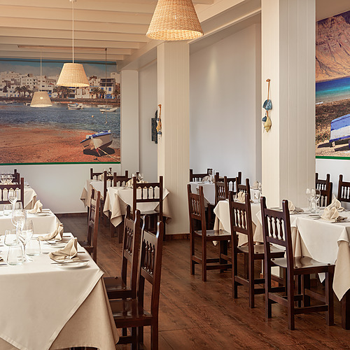 Impresionante Zocos Lanzarote: restaurante luminoso con decoración costera, listo para sus huéspedes.