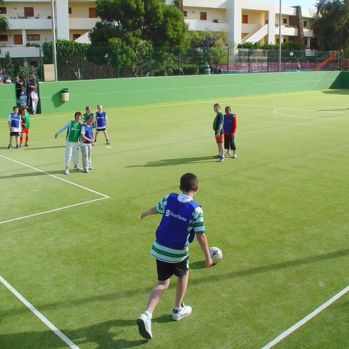 Familienfreundlicher Hotelfußballplatz im Impressive Zocos Lanzarote. Kinder spielen draußen.