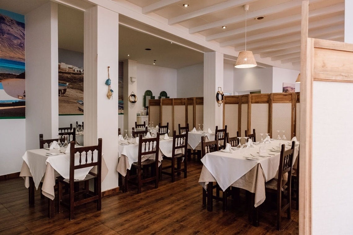 ein weißes Gebäude mit einer Bar davor