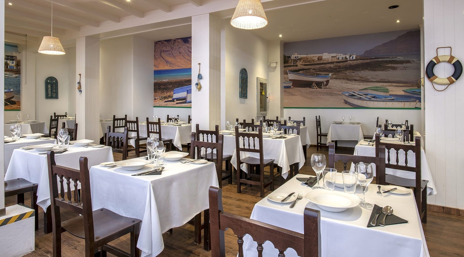 ein weißes Gebäude mit der Aufschrift ante darauf