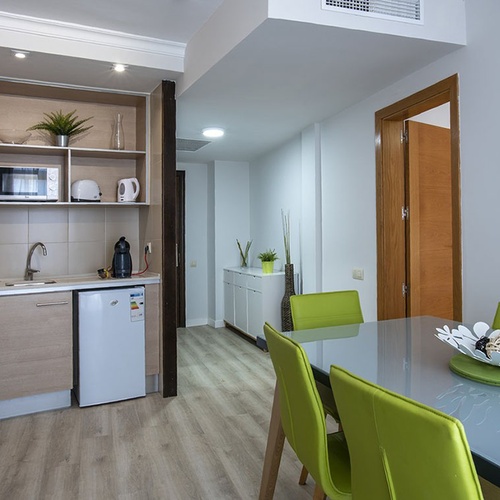 Moderne Küche und Essbereich im Apartment des Impressive Zocos Lanzarote.