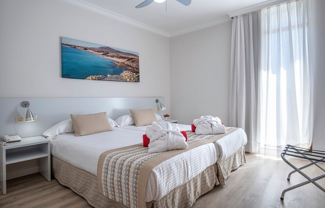 zwei Teller mit Essen stehen auf einem Tisch neben einem Glas Wein