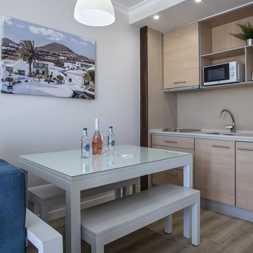 Gemütlicher Apartment-Wohnbereich mit Essplatz und moderner Küchenzeile im Impressive Zocos Lanzarote.