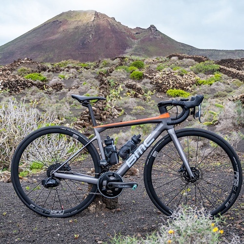 Rennrad in vulkanischer Landschaft von Lanzarote. Beeindruckendes Zocos Lanzarote Erlebnis.
